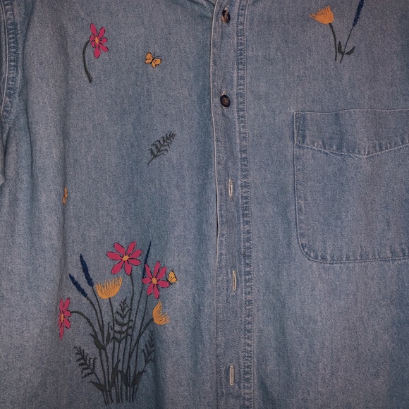 thrifted button down 🌸🌷💐 - Picture 3 of 3